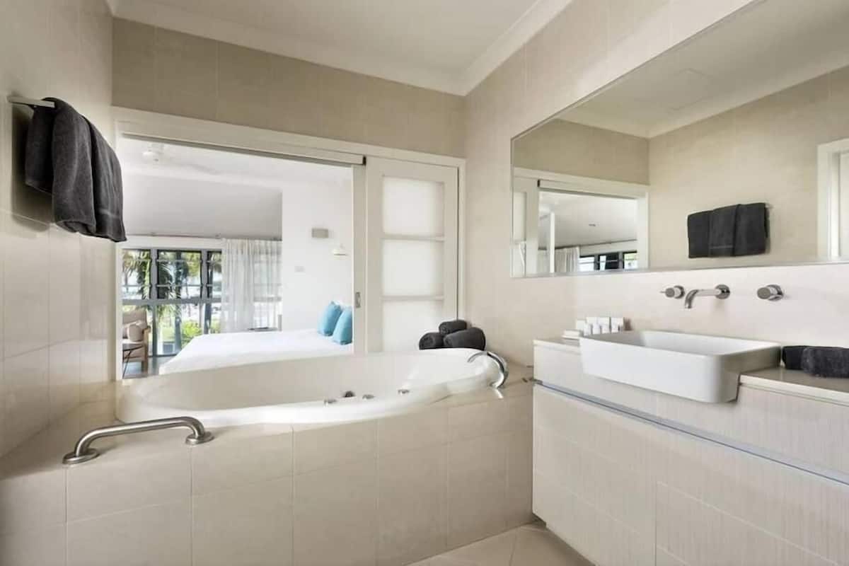 Suite – premier (Bayside) | Bad | Designertoalettartikler, hårføner, håndklær og såpe