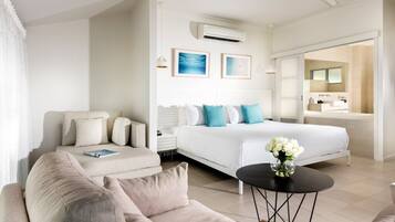 Ropa de cama de alta calidad y caja de seguridad en la habitación