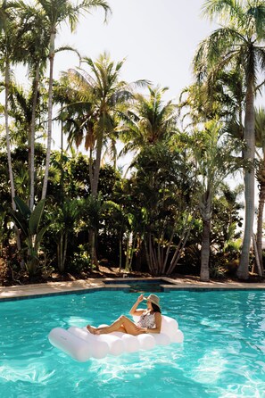 2 piscines extérieures, cabanons gratuits, chaises longues