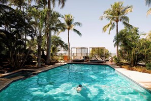 2 outdoor pools, free cabanas, sun loungers - Mangrove Hotel (Broome)
