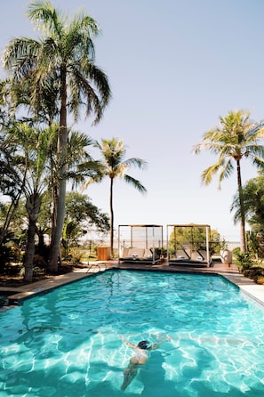 2 piscines extérieures, cabanons gratuits, chaises longues