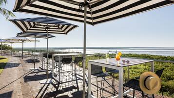 Serveert lunch en diner, uitzicht op de zee