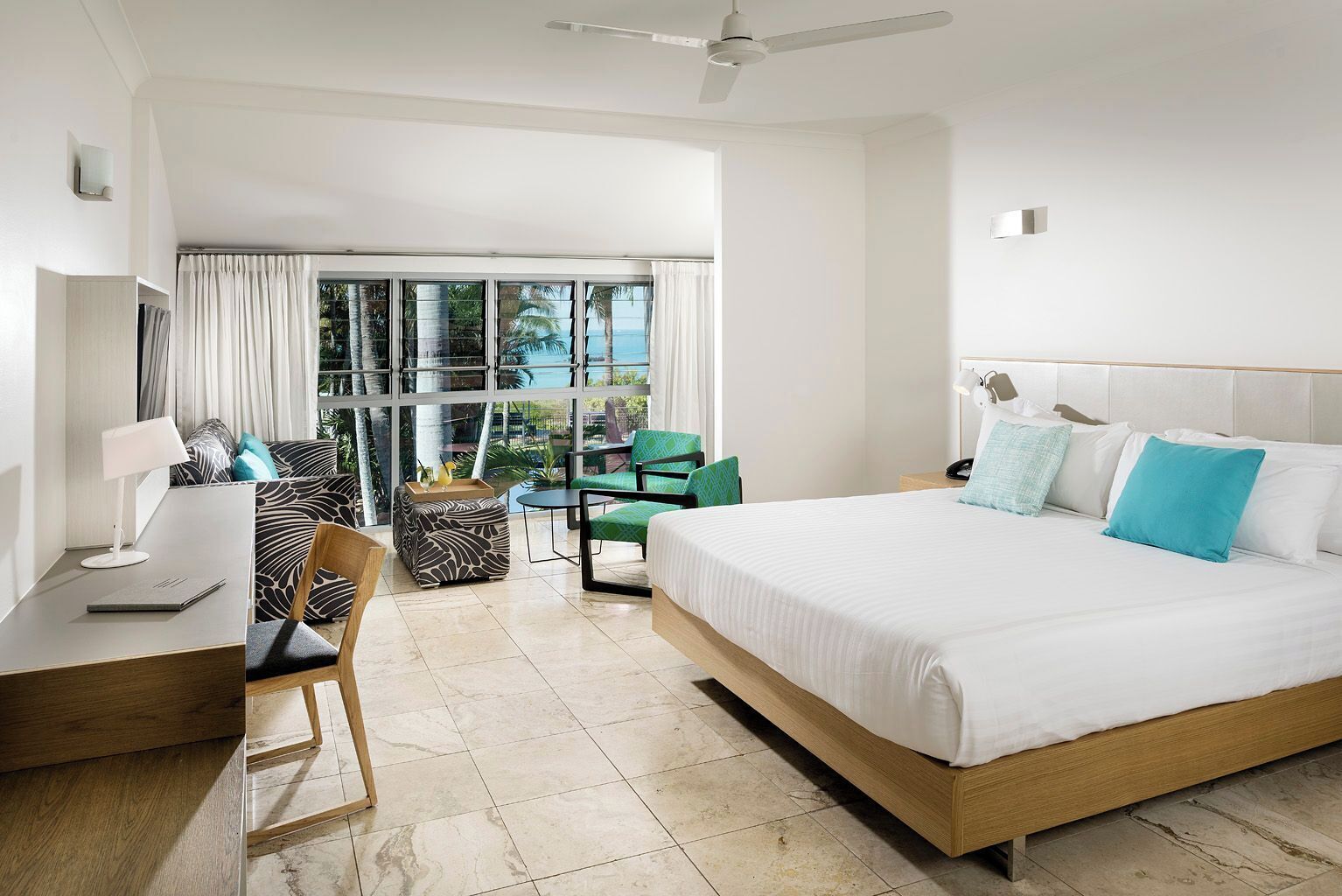 Rom – premier, 1 kingsize-seng | Sengetøy av topp kvalitet, safe på rommet og skrivebord