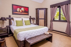 迷你吧、客房内保险箱、办公桌、遮光窗帘