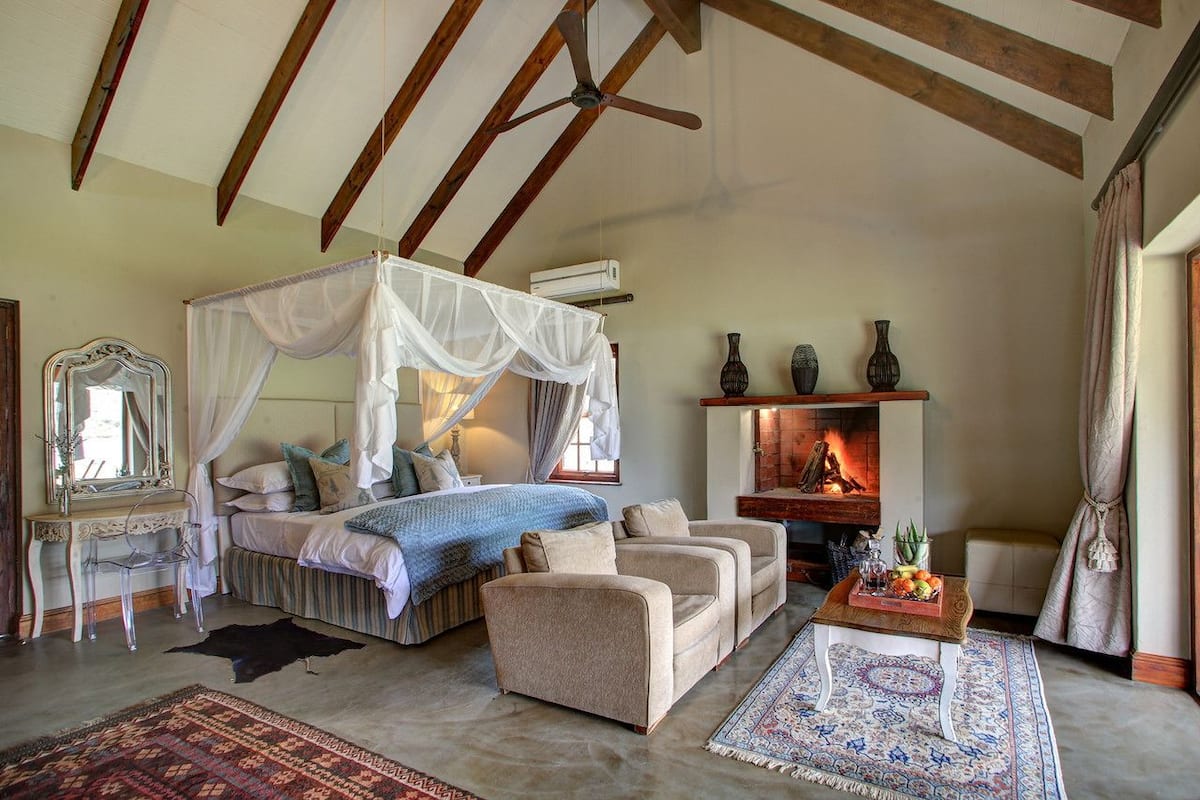 Superior cottage, uitzicht op rivier | Luxe beddengoed, een minibar, een kluis op de kamer, een bureau