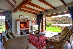 Hytte – executive, elveutsikt | Oppholdsområde | Peis