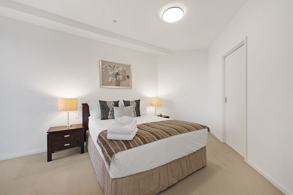 2 bedrooms, in-room safe, individually furnished, desk