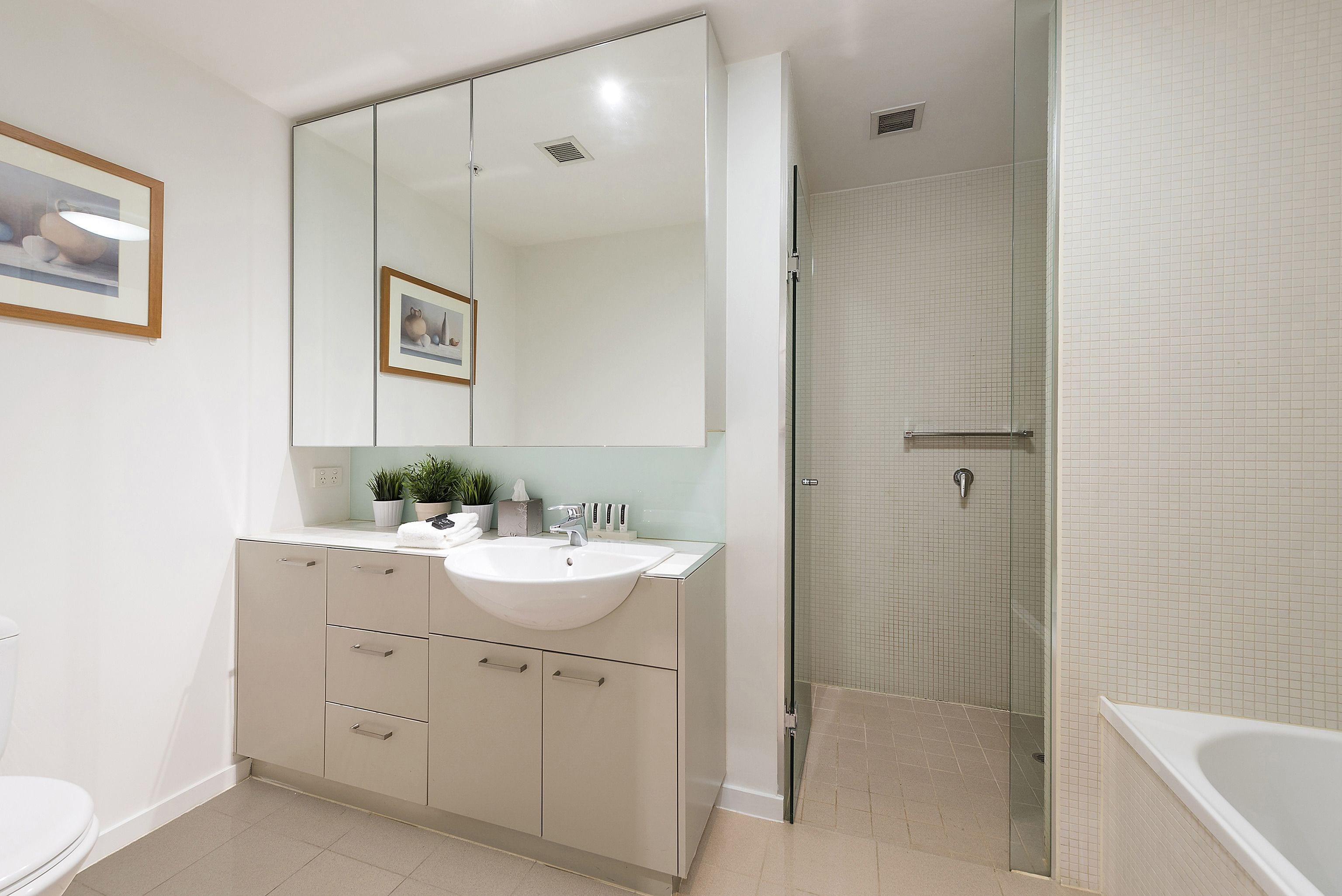 Deluxe Three Bedroom Apartment - Harbour View | Bathroom