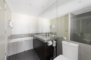 Executive-Apartment, 2 Schlafzimmer | Badezimmer | Kostenlose Toilettenartikel, Haartrockner, Handtücher