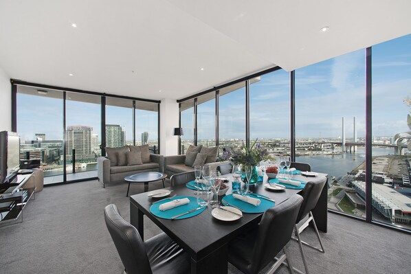 Departamento Deluxe, 3 habitaciones, vista al puerto | Área de sala de estar | Televisión LCD de 32 pulgadas con canales por cable y televisión 