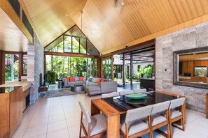 Five Bedroom Villa | In-room dining - Niramaya Villas and Spa (Port Douglas)