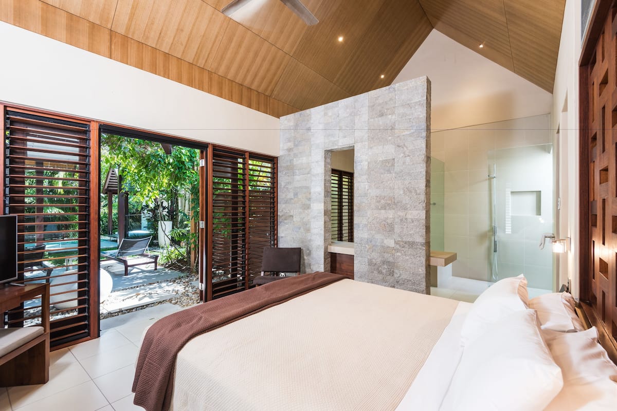 Premium bedding, in-room safe, desk, iron/ironing board