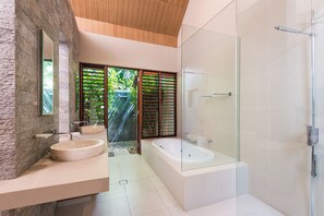 Villa Deluxe, varias camas | Baño | Bañera y ducha independientes y artículos de higiene personal de diseño