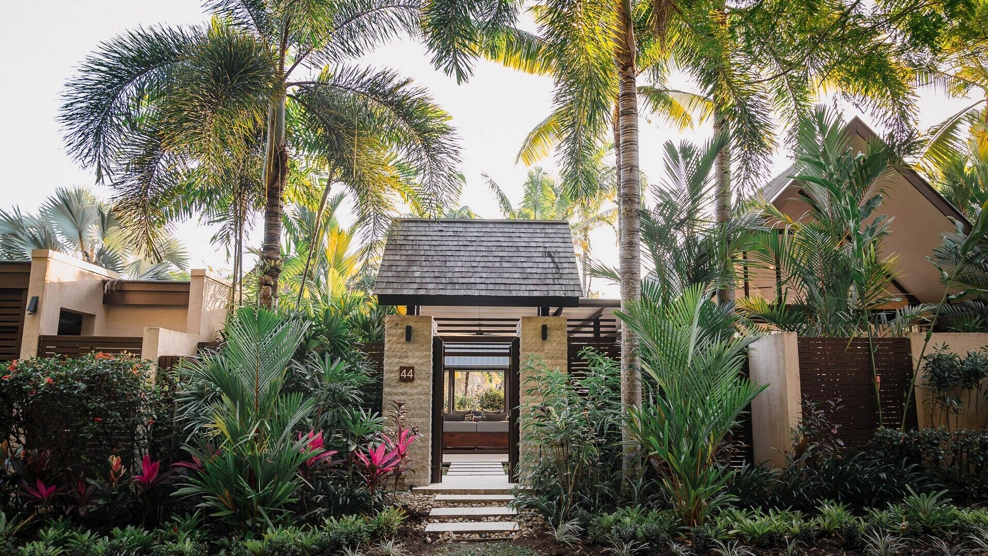 Ropa de cama de alta calidad y caja de seguridad en la habitación 