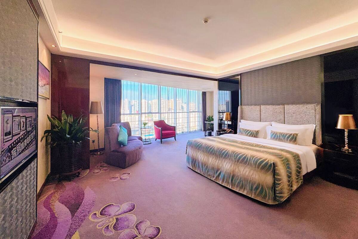 Phòng đôi Royal, 1 giường cỡ king | Bộ đồ giường cao cấp, két bảo mật tại phòng, bàn, màn/rèm cản sáng 