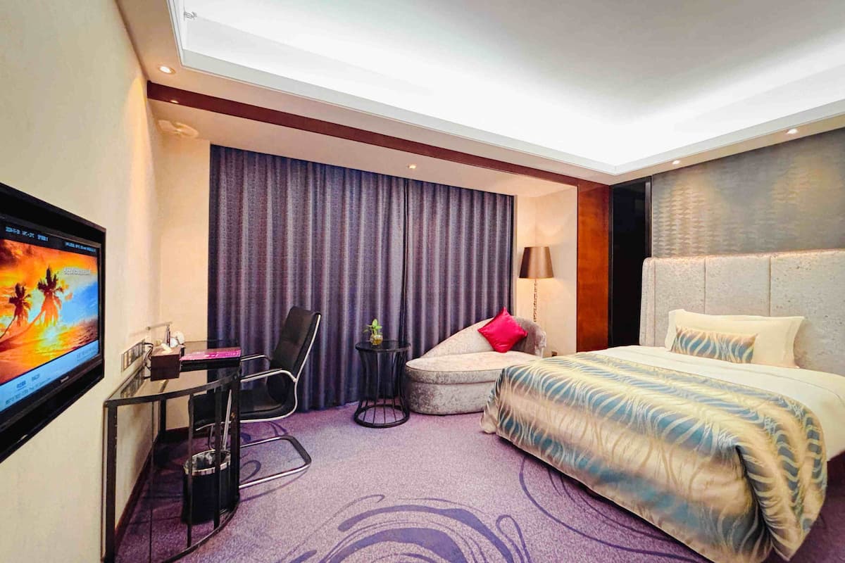 Kamar Double Elite | 1 kamar tidur, seprai premium, brankas, dan meja kerja