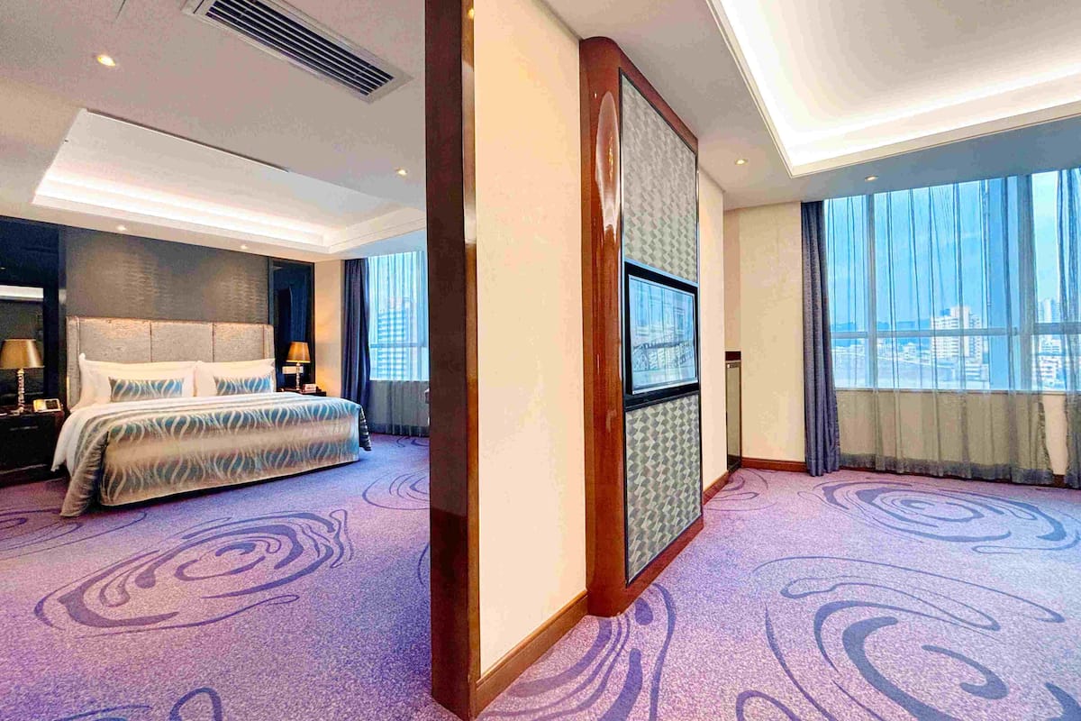Phòng Suite Business, 1 giường cỡ king | Bộ đồ giường cao cấp, két bảo mật tại phòng, bàn, màn/rèm cản sáng 