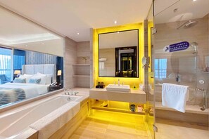 Royal Double Room, 1 King Bed | Bathroom | Designer toiletries, hair dryer, bathrobes, slippers - Sentosa Hotel Shenzhen Feicui Branch (Shenzhen)