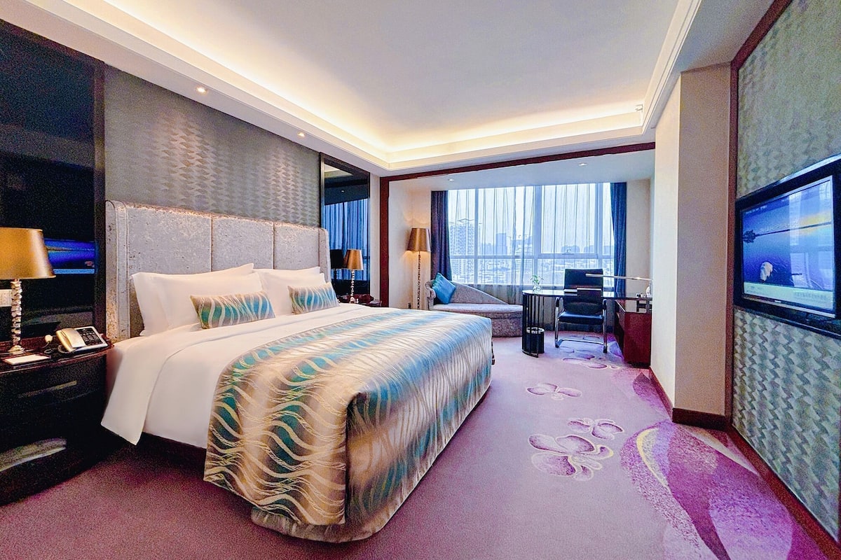 Phòng đôi Superior, 1 giường cỡ queen | Bộ đồ giường cao cấp, két bảo mật tại phòng, bàn, màn/rèm cản sáng 