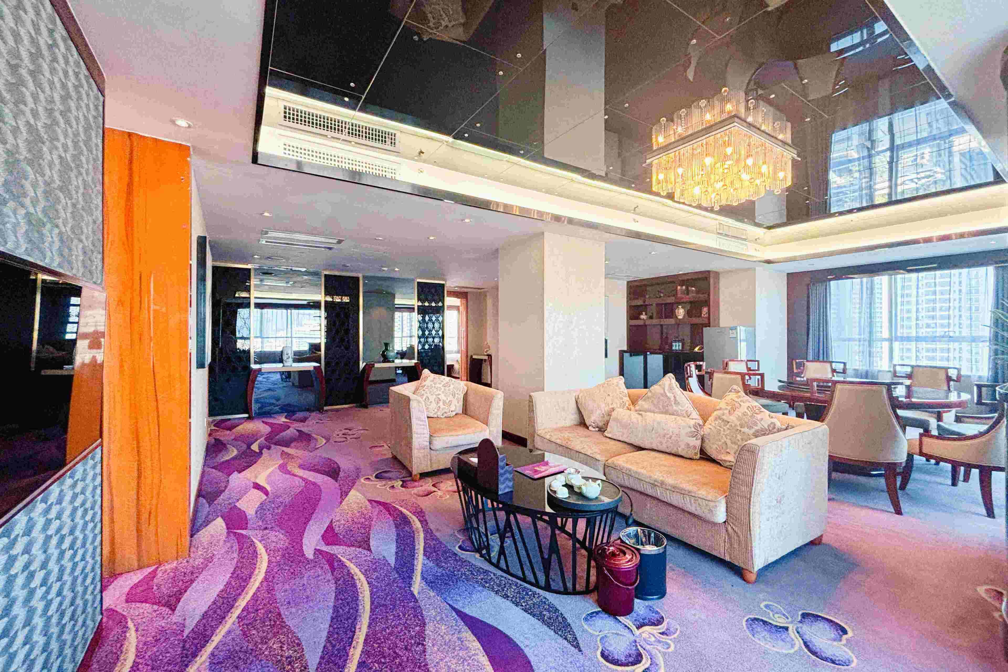 executive suite, 1 king bed | living area | flat-screen tv