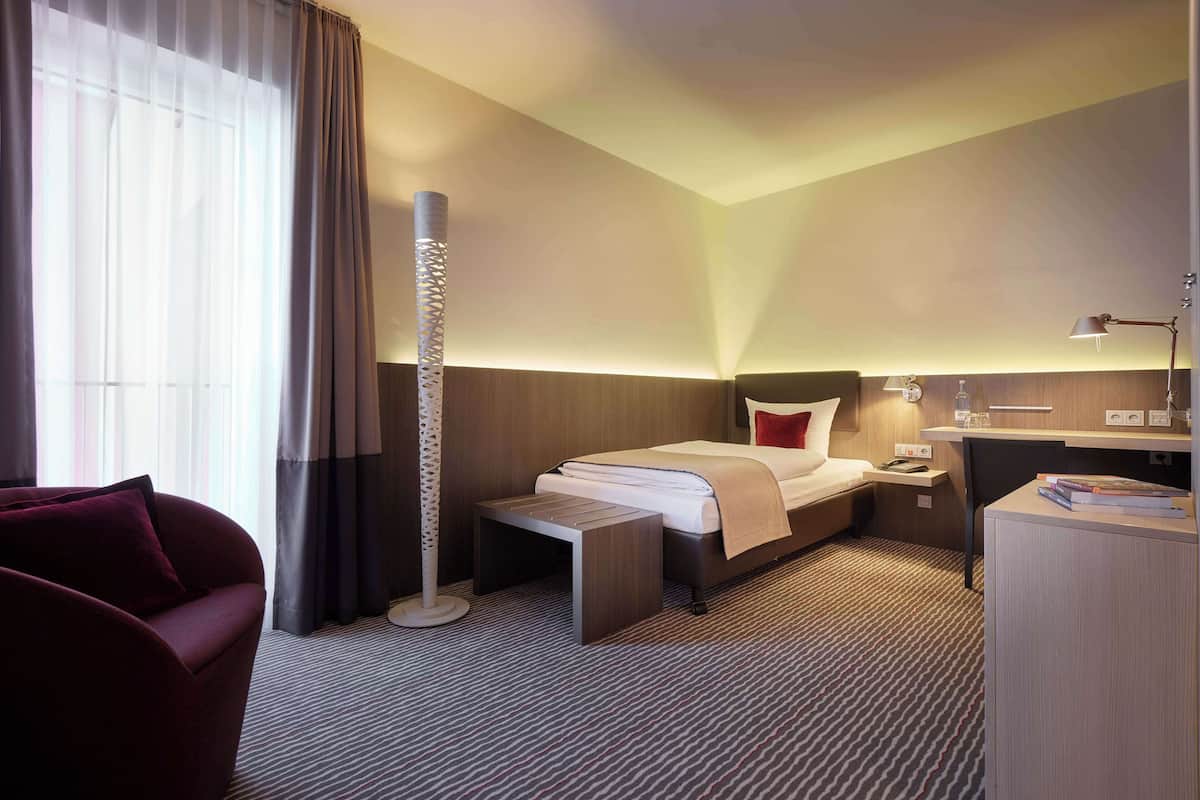 Comfort Room, 1 Katil Bujang (Single), Accessible | Peralatan tempat tidur premium, peti besi dalam bilik, meja