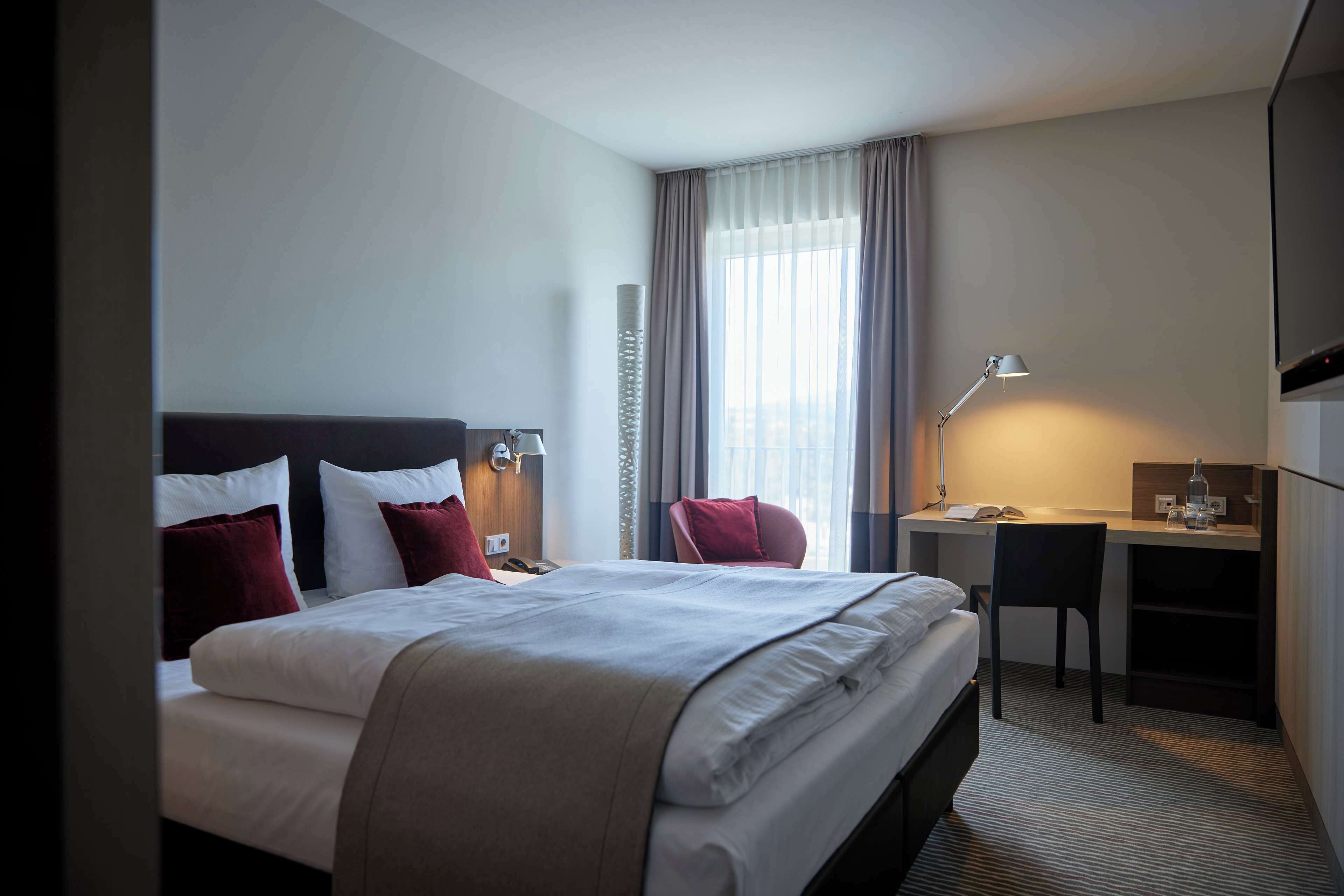 Standard Medium Room, 22qm | Premium bedding, in-room safe, desk, laptop workspace