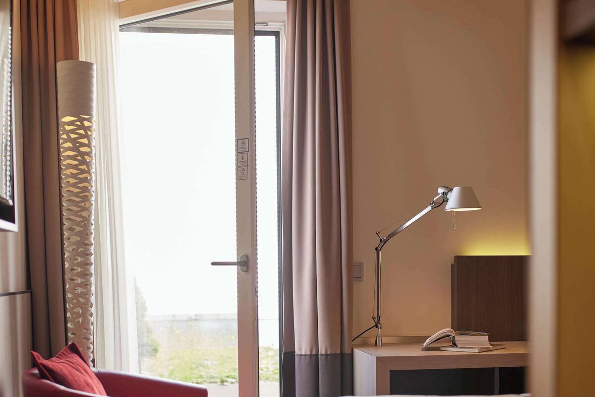 スタンダード ルーム クイーンベッド 1 台 テラス (Small Room) | 高級寝具、セーフティボックス (室内)、デスク、ノートパソコン用作業スペース