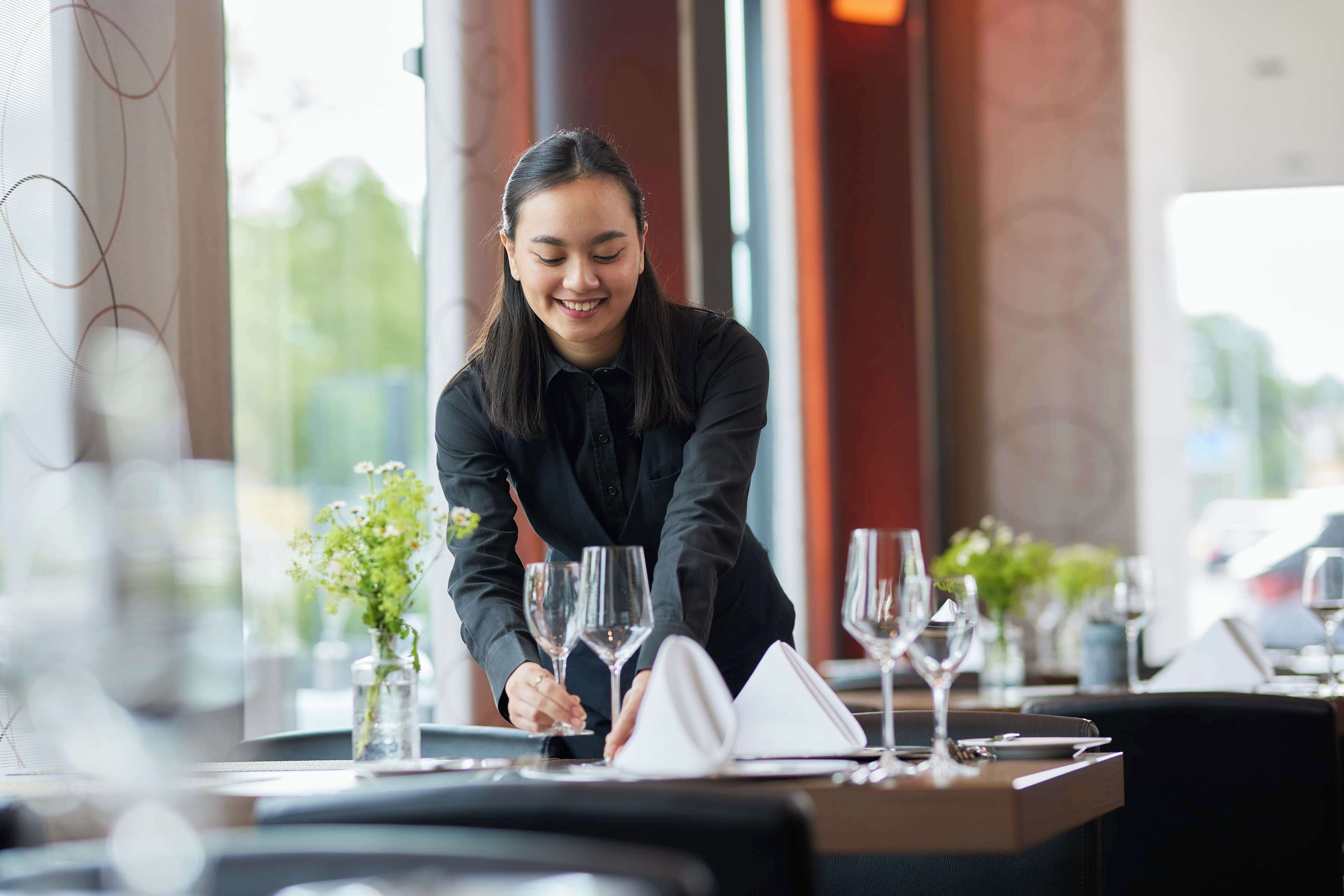 朝食、ランチ、ディナーに営業 (多国籍料理)