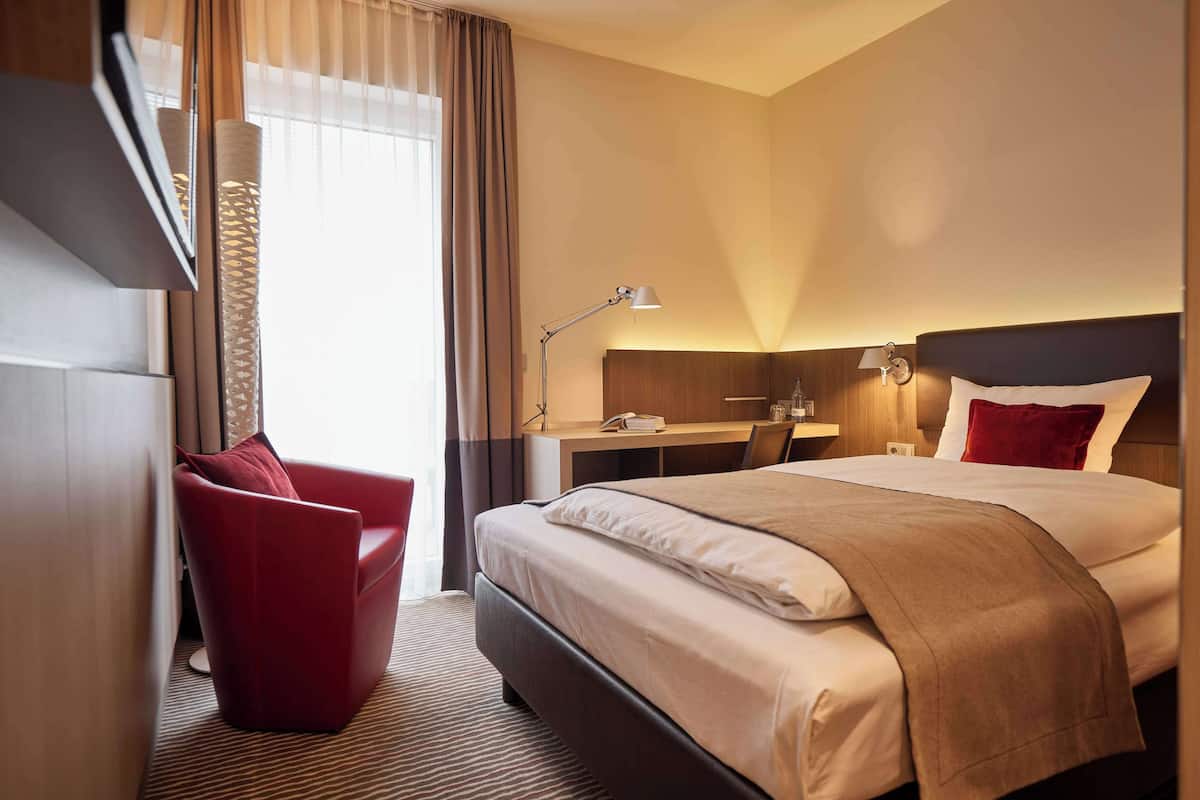 Standard Room, 1 Katil Ratu (Queen) (Small Room) | Peralatan tempat tidur premium, peti besi dalam bilik, meja
