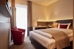 Ropa de cama de alta calidad y caja de seguridad en la habitación