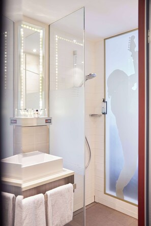 Shower, free toiletries, hair dryer, towels - bigBOX ALLGÄU Hotel (Kempten)
