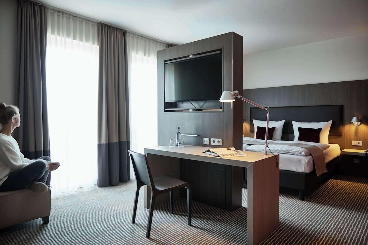 Premium bedding, in-room safe, desk, laptop workspace