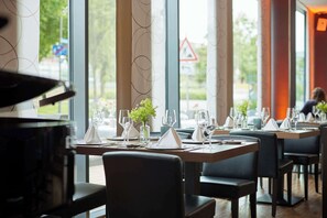 Breakfast, lunch, dinner served; international cuisine  - bigBOX ALLGÄU Hotel (Kempten)