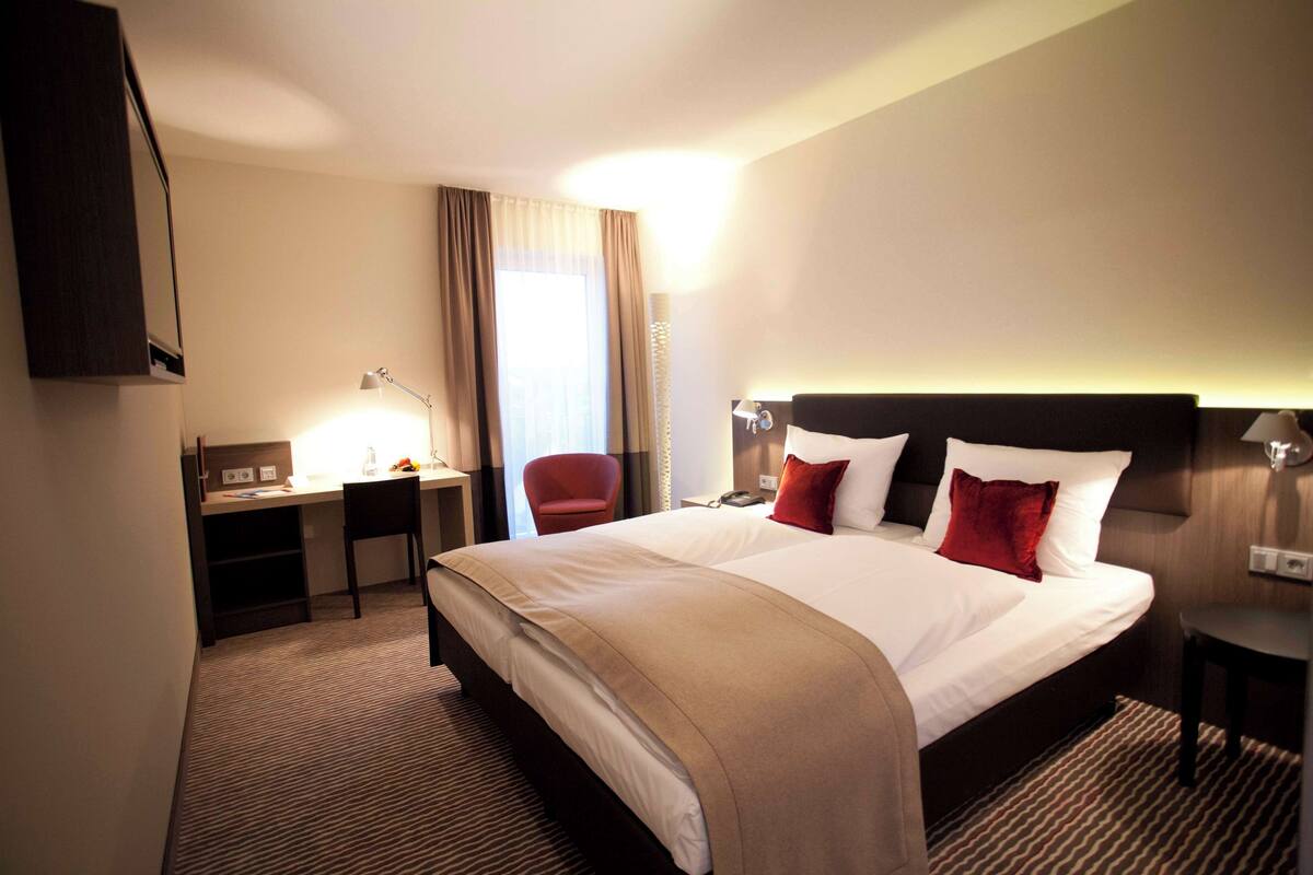 Standard Room, 1 Katil Kelamin (Double) (Converts to 2 Twin Beds) | Peralatan tempat tidur premium, peti besi dalam bilik, meja