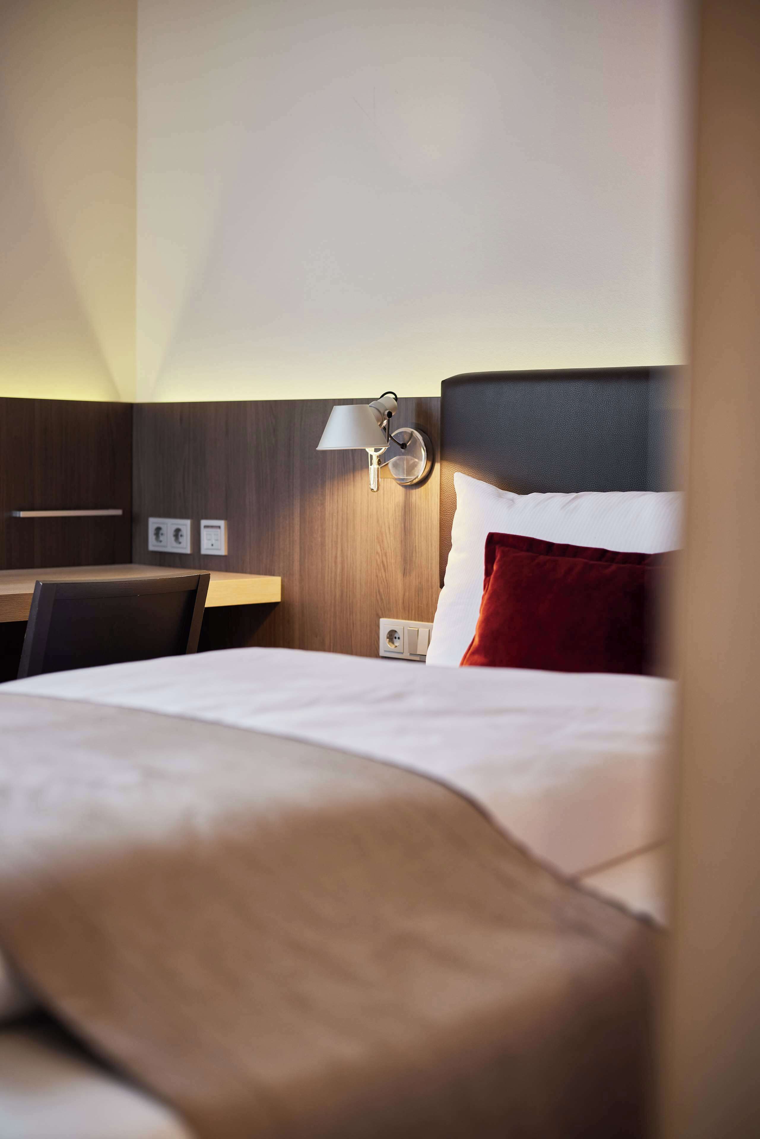 standard room, 1 queen bed (small room) | premium bedding, in-room safe, desk, laptop workspace