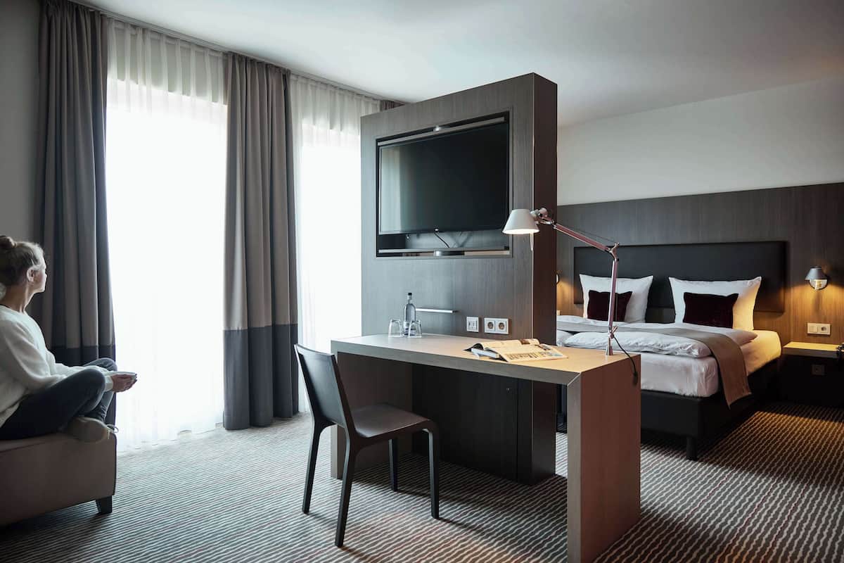 Junior Suite, 1 Katil Kelamin (Double) (Cozy Sitting Corner;Larger Room) | Peralatan tempat tidur premium, peti besi dalam bilik, meja