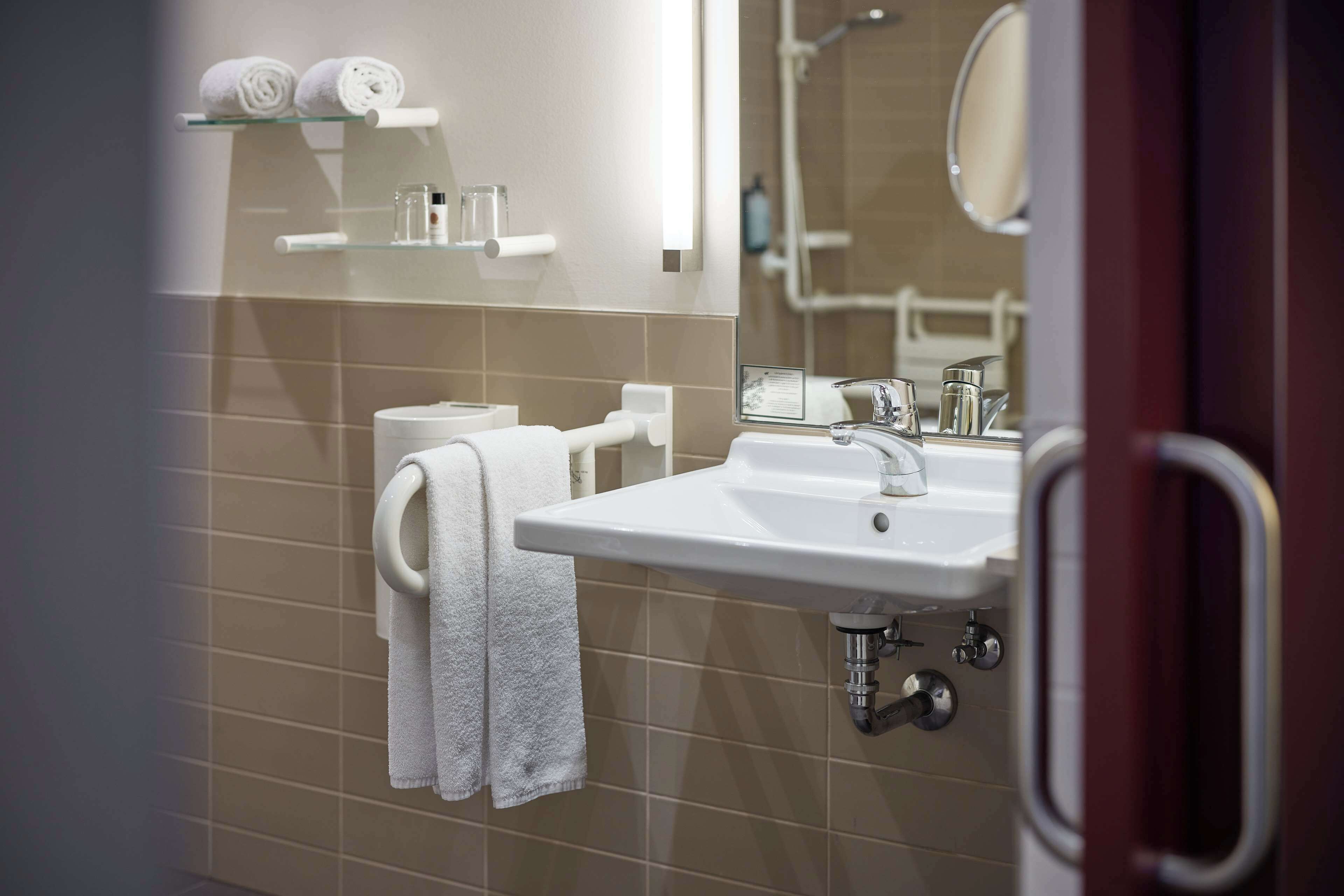 comfort room, 1 single bed, accessible | bathroom | shower, free toiletries, hair dryer, towels