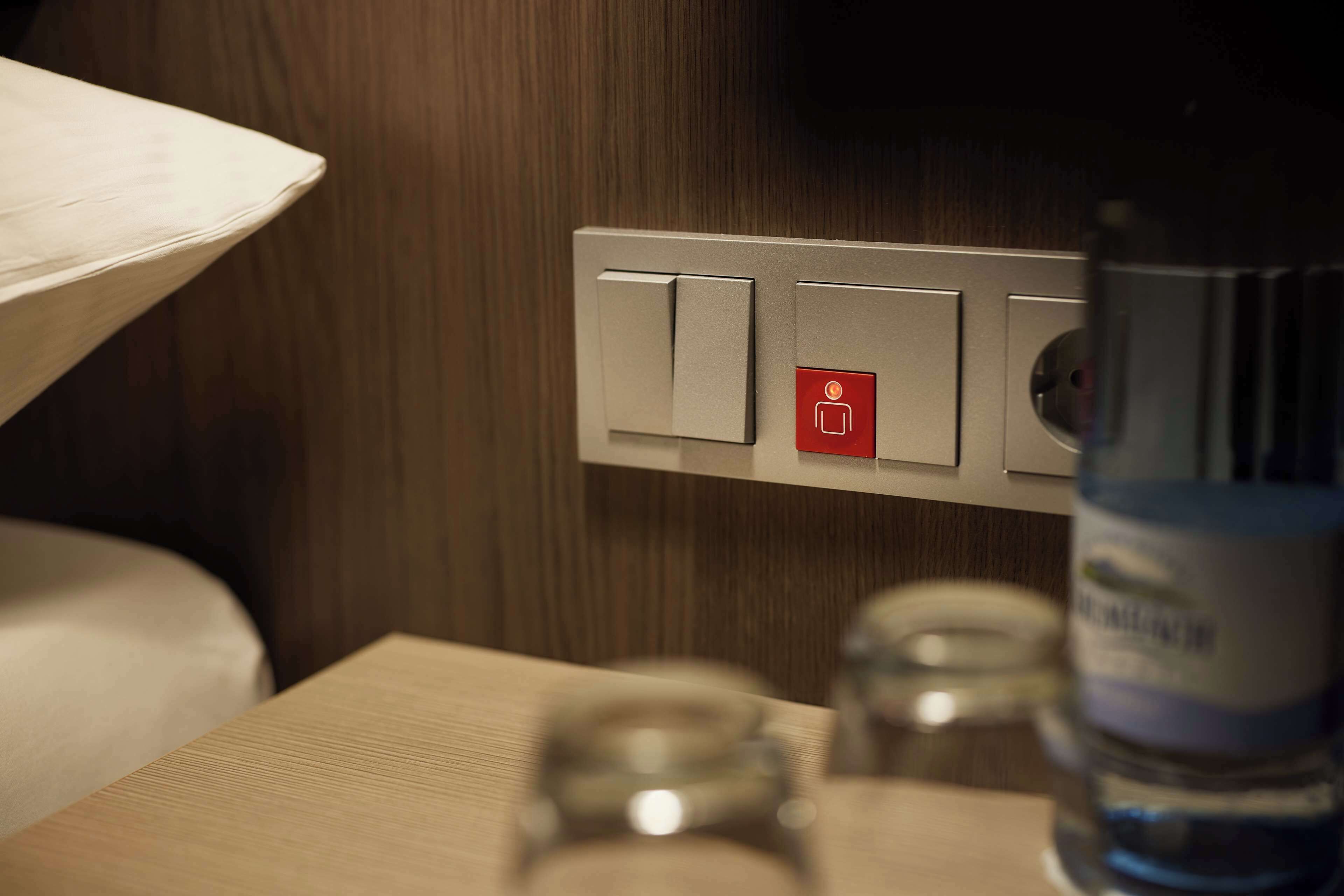 comfort room, 1 single bed, accessible | premium bedding, in-room safe, desk, laptop workspace