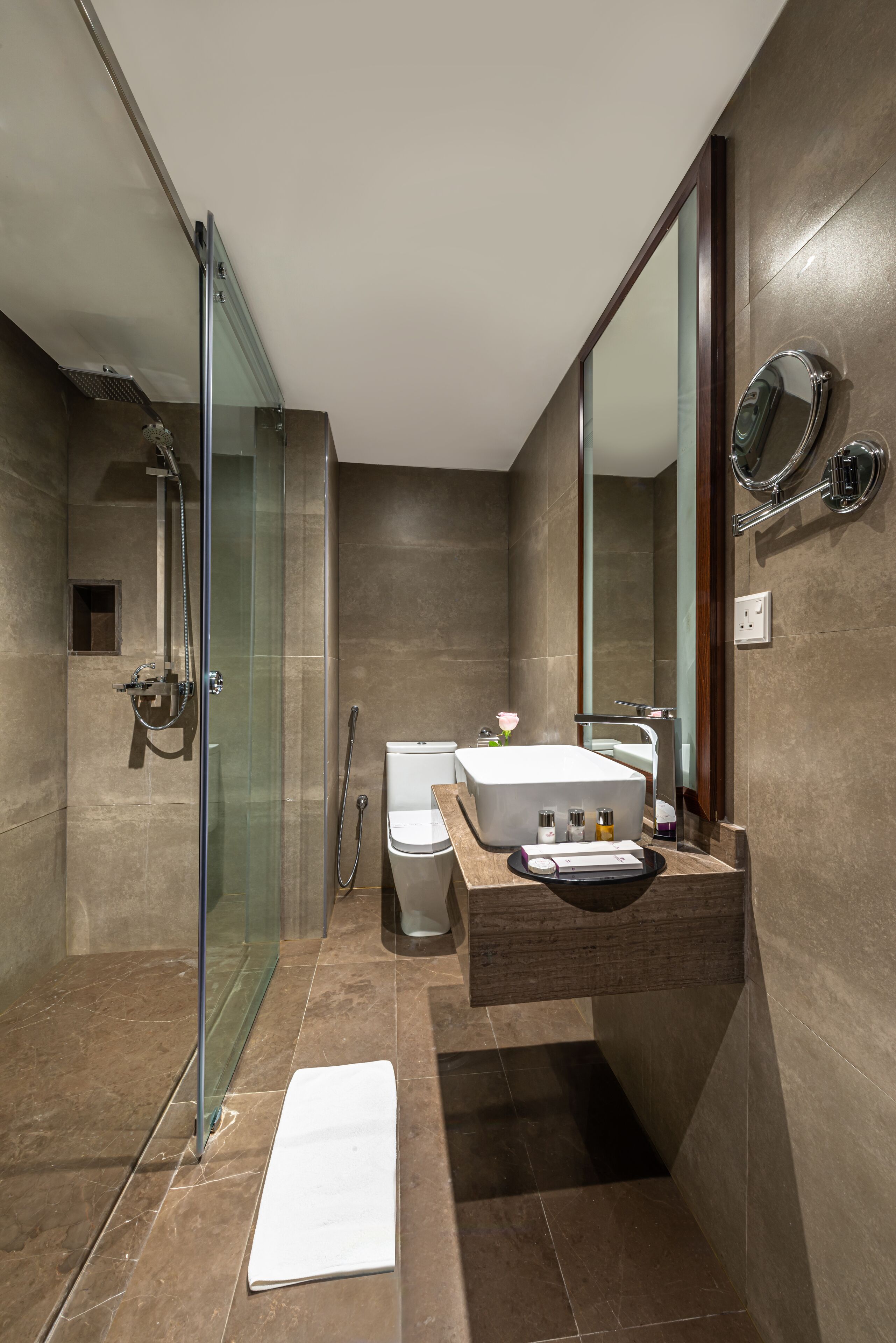 Junior Suite | Bathroom | Shower, hair dryer, towels