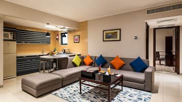 Suite Junior | Area soggiorno | TV a schermo piatto