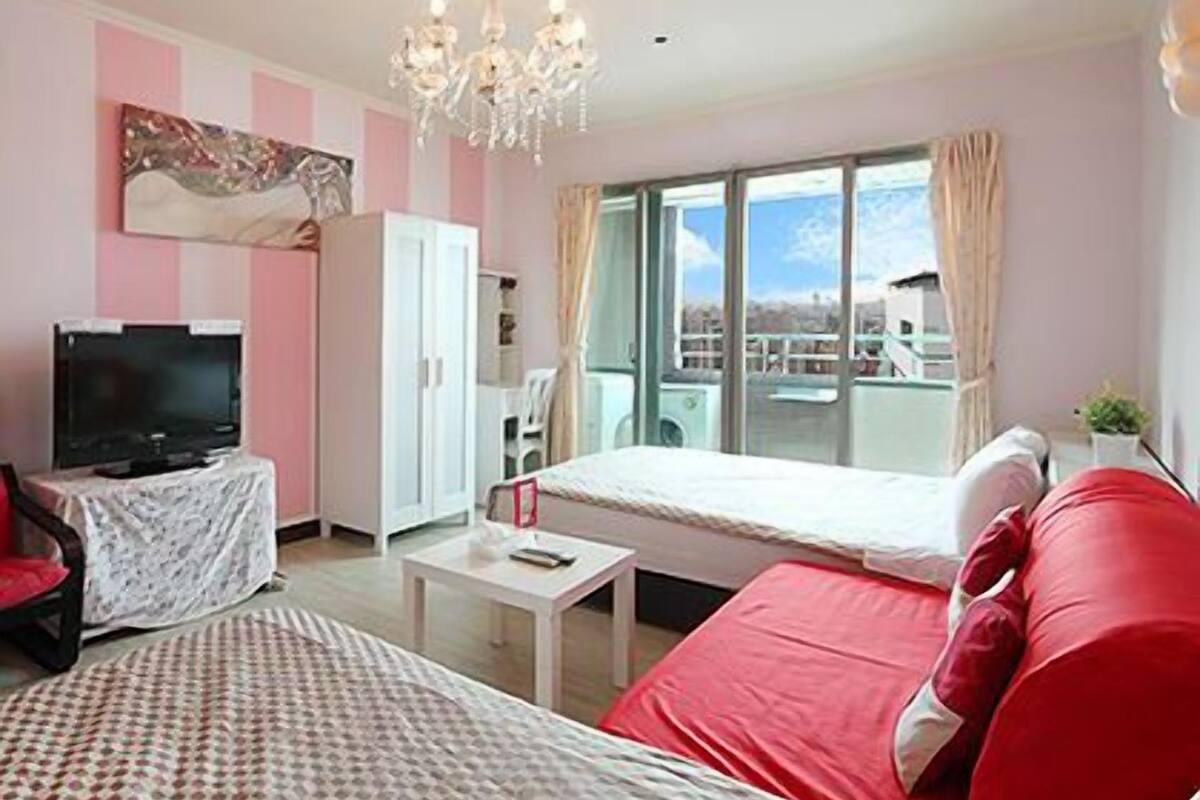 Habitación cuádruple estándar | Edredones de plumas, cortinas opacas, camas supletorias y wifi gratis