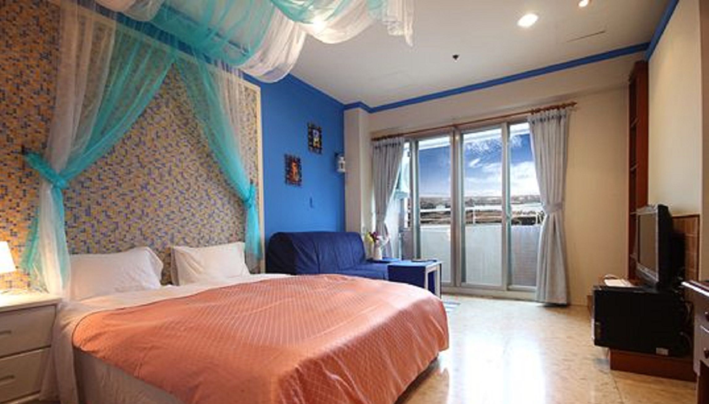 Room | Down comforters, individually decorated, individually furnished