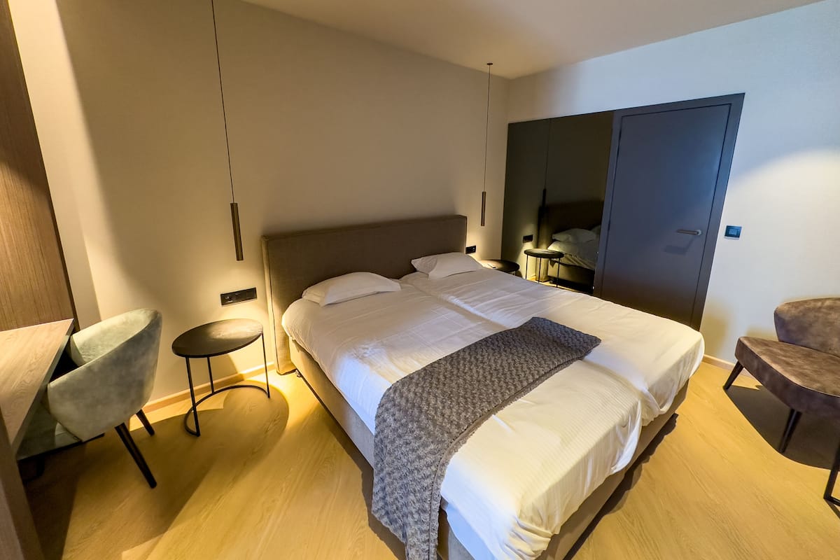Habitación con 2 camas individuales, vista al mar | Minibar, caja de seguridad en la habitación y escritorio