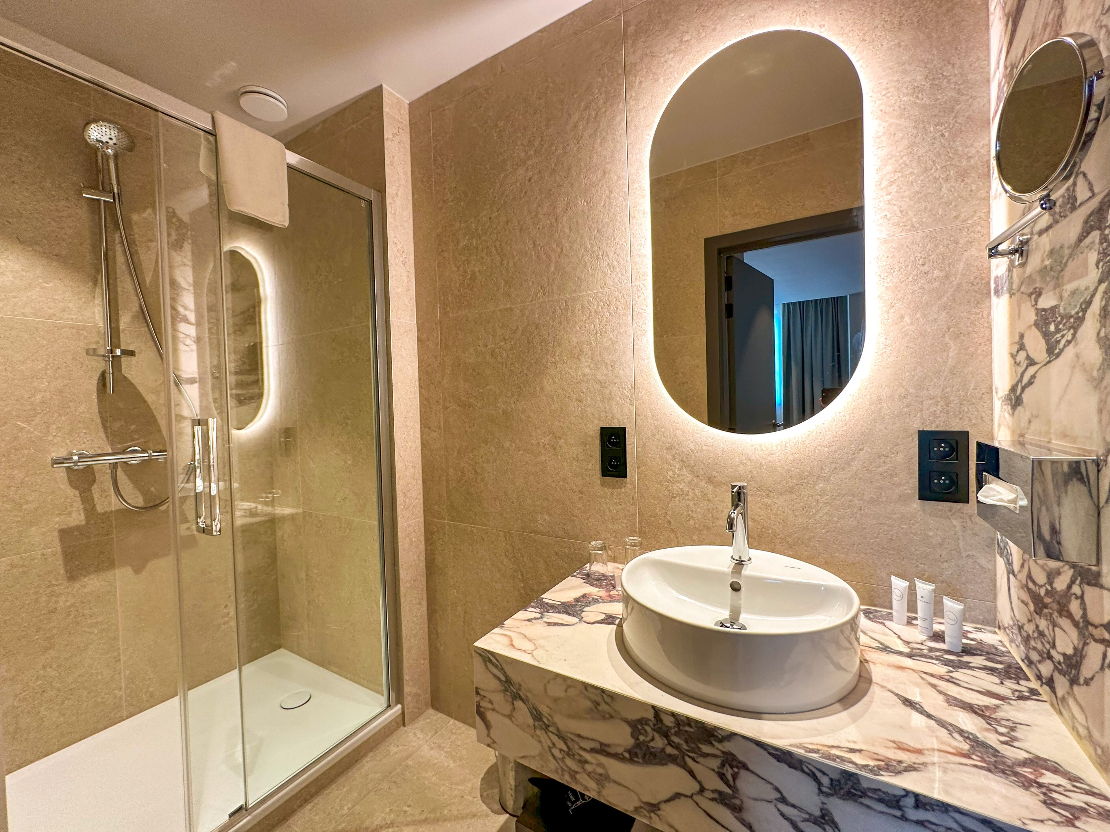 standard twin room | bathroom | free toiletries, hair dryer, bathrobes, towels