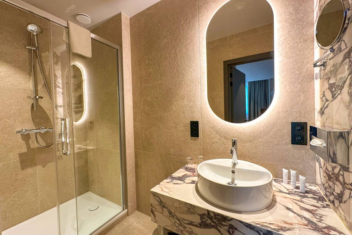 standard twin room | bathroom | free toiletries, hair dryer, bathrobes, towels