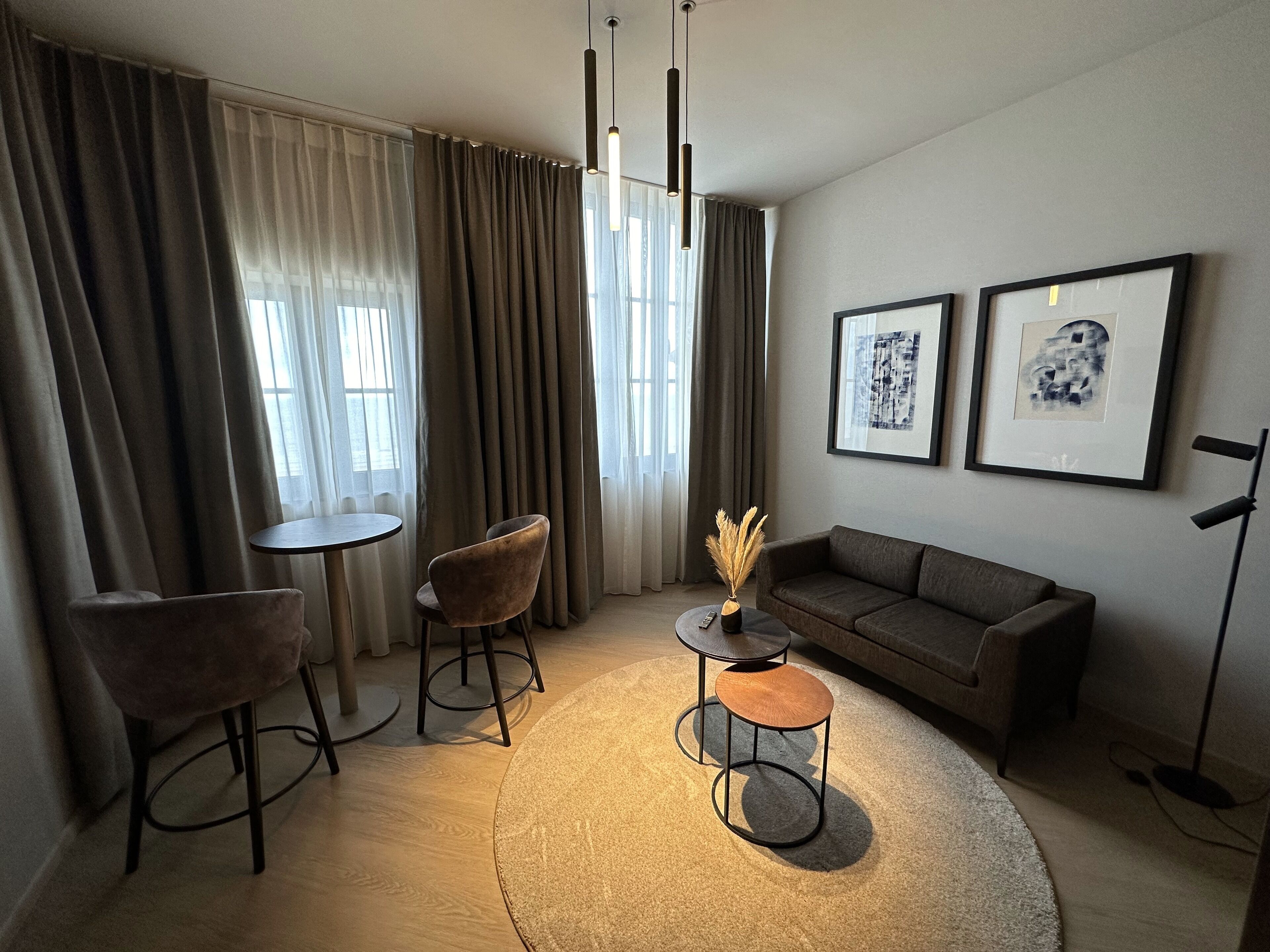 Minibar, coffres-forts dans les chambres, bureau, rideaux occultants