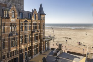 Il s'agit d'un bâtiment historique sur lequel on peut lire les inscriptions « Villa Select » et « Sanctuaire ». Il surplombe une plage de sable fin, sous un ciel dégagé.