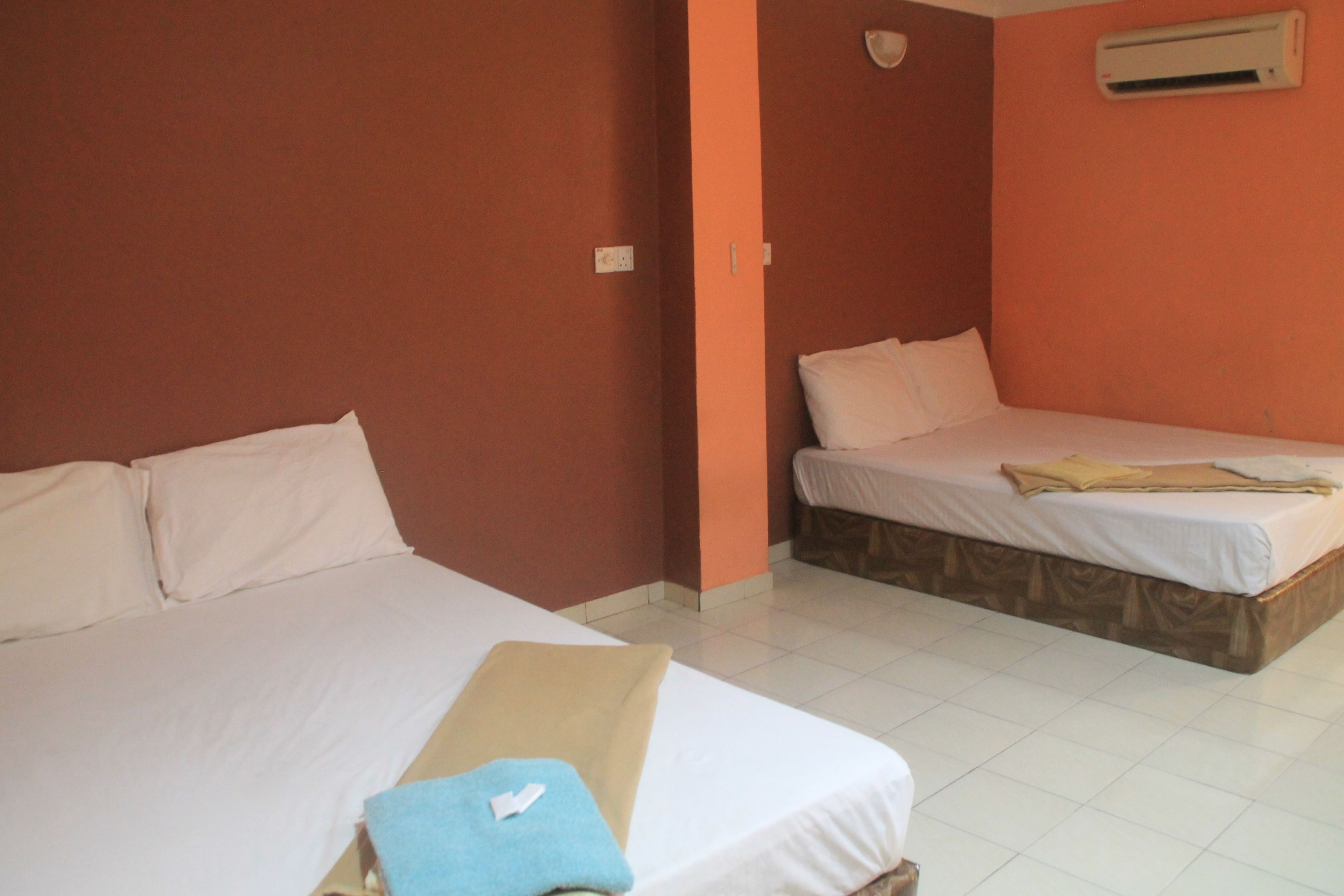 Neljän hengen huone