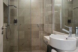 Junior Studio Suite | Bathroom | Shower, rainfall showerhead, free toiletries, hair dryer - Palma Suites Aparthotel (Palma de Mallorca)