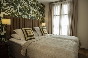 Ropa de cama hipoalergénica y caja de seguridad en la habitación 